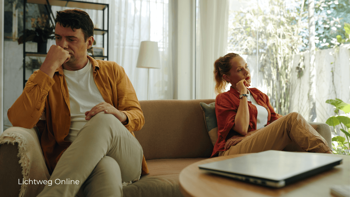 Toxische Beziehung: Ein Paar sitzt getrennt auf der Couch und zeigt Anzeichen von Konflikten.