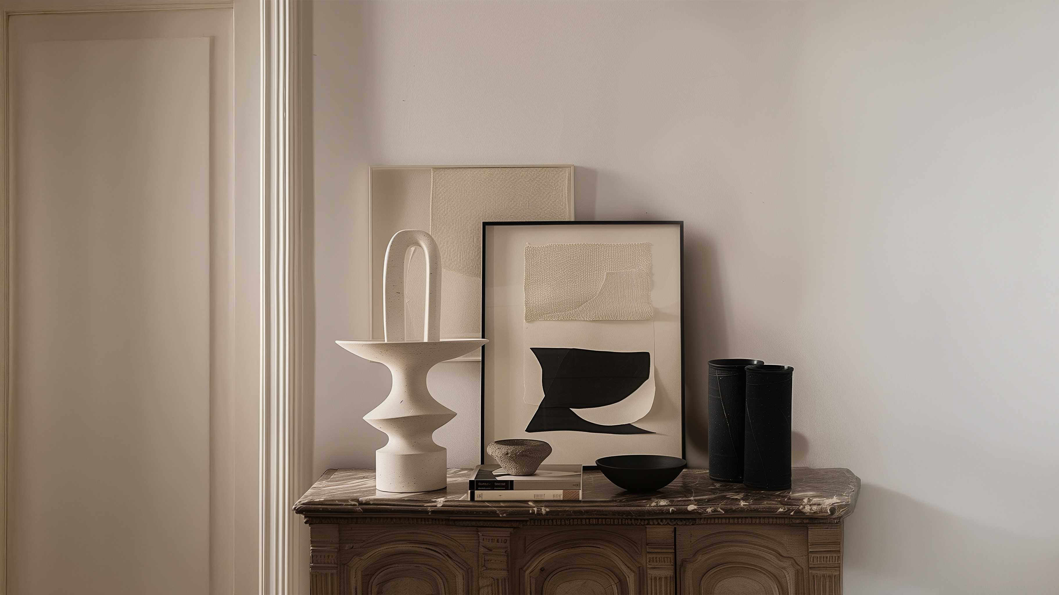 Kunstdrucken und deren Formaten, Kunstwerke auf einem Tisch mit modernen Objekten und stilvollen Accessoires.