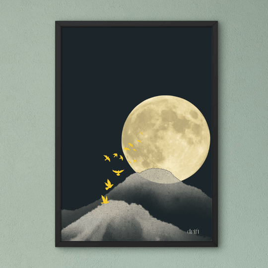 Moderne Natur Kunstdrucke - Ein Kunstdruck mit Vollmond, Bergen und fliegenden Vögeln.