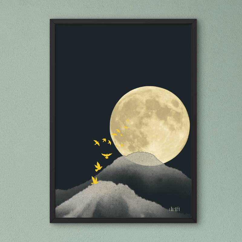 Moderne Natur Kunstdrucke - Ein Kunstdruck mit Vollmond, Bergen und fliegenden Vögeln.