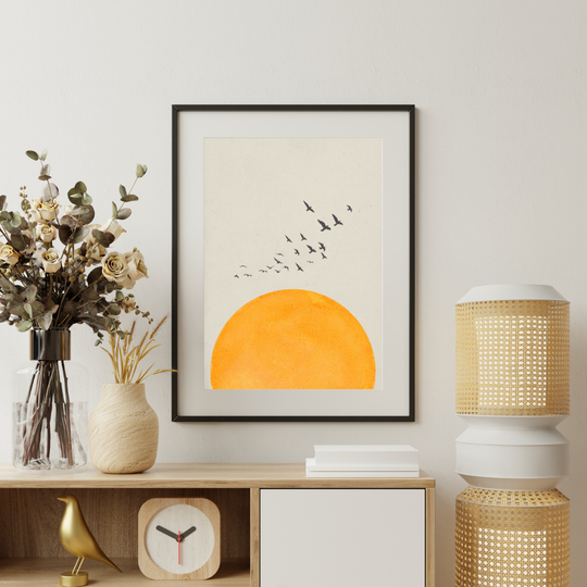 Minimal Art Poster mit orangefarbener Sonne und Vögeln, hochwertige Wandkunst für entspannte Atmosphäre.
