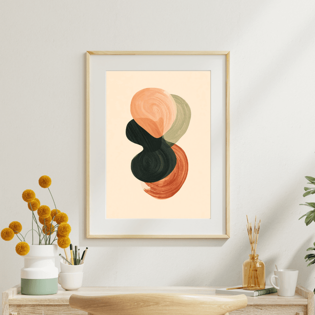 Abstraktes Boho Poster A4 mit organischen Formen in Beige, Salbei & Terracotta im modernen Interieur.
