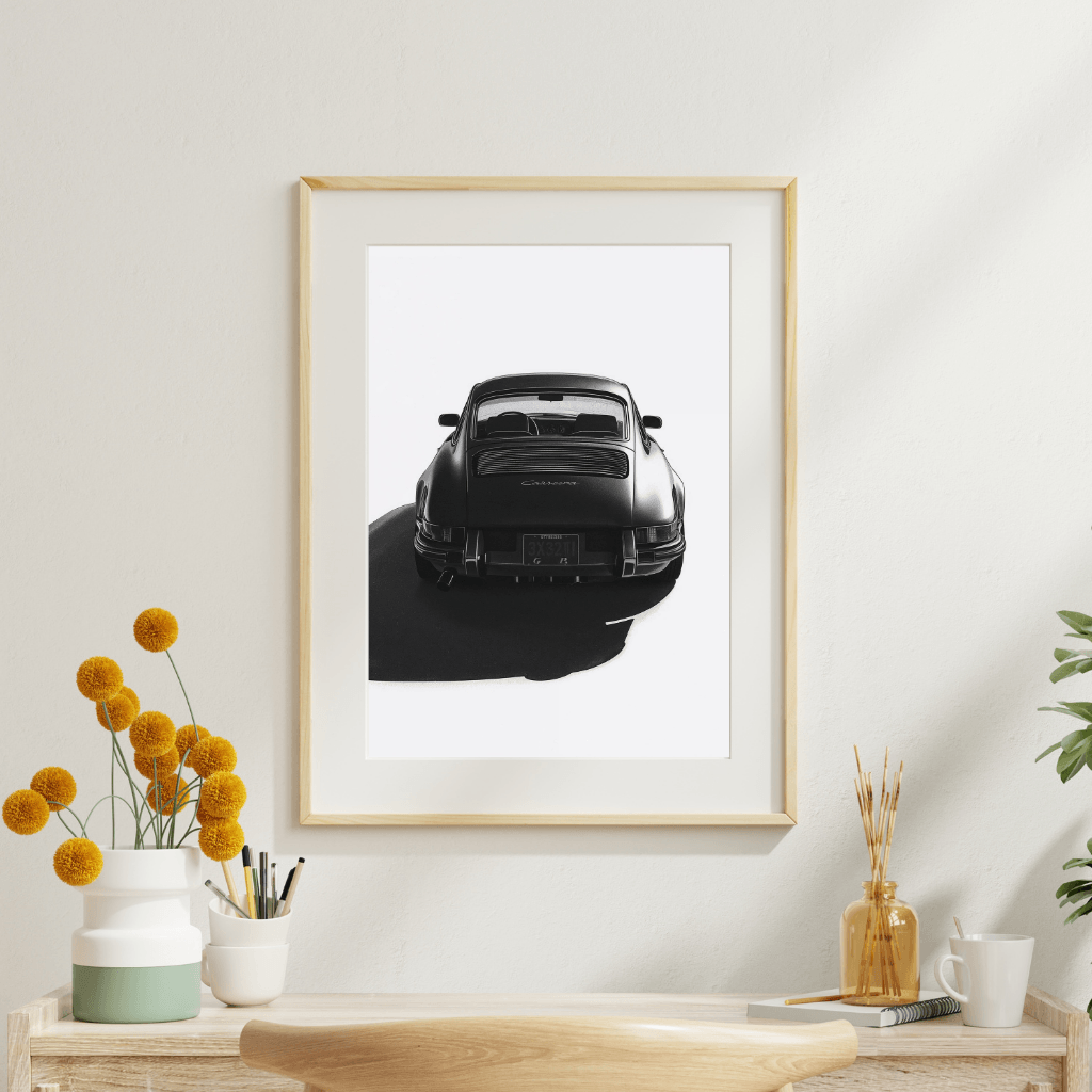 Porsche 911 G-Modell Heckansicht Kunstdruck in minimalistischer Schwarz-Weiß-Gestaltung an einer Wand.