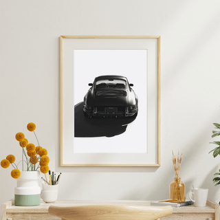 Porsche 911 G-Modell Heckansicht Kunstdruck in minimalistischer Schwarz-Weiß-Gestaltung an einer Wand.