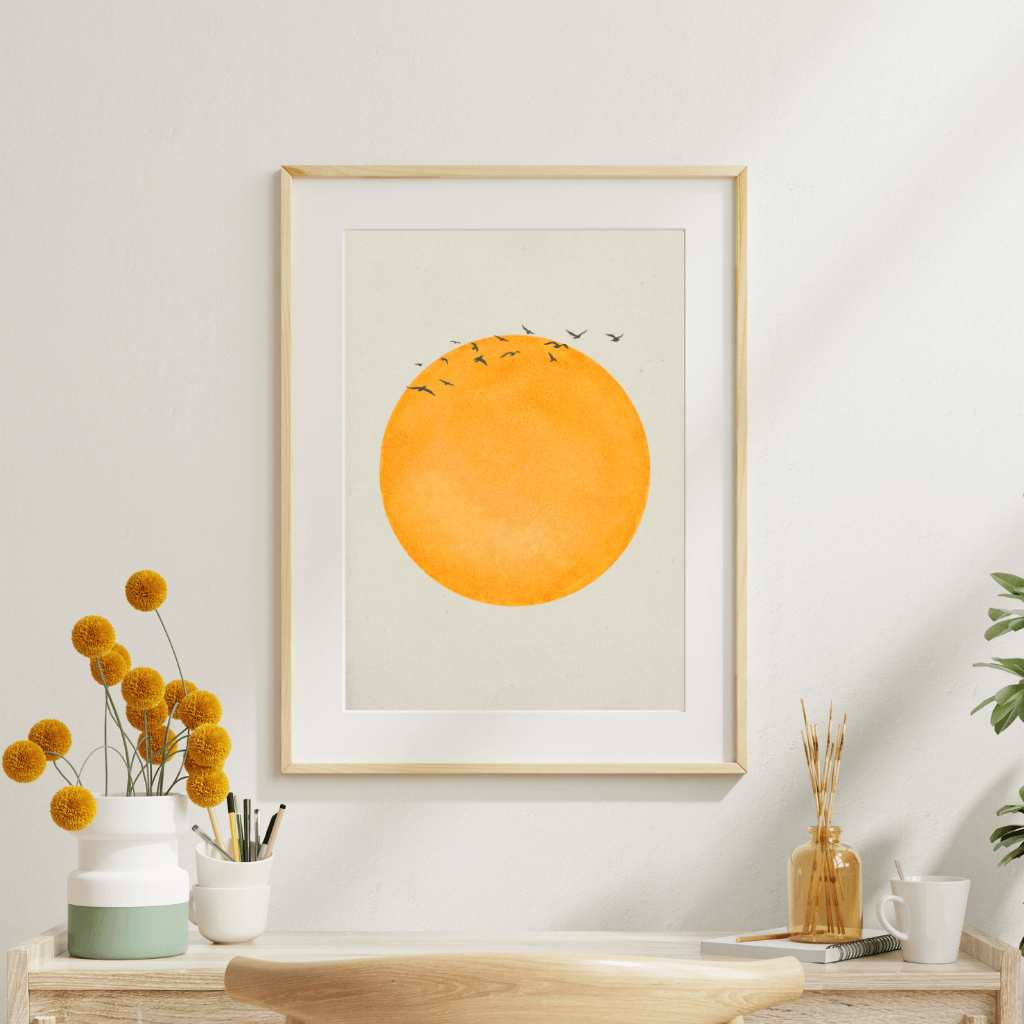 Minimal Art Poster mit orangefarbenem Sonnenmotiv, stilvoller Rahmen, ideale Wandkunst für modernisierte Wohnräume.