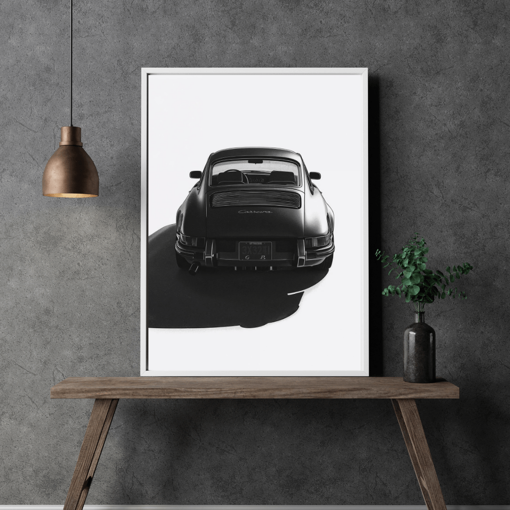 Porsche 911 G-Modell Heckansicht Kunstdruck – Minimalist Design Poster an Wand mit Pflanzen und Lampe.