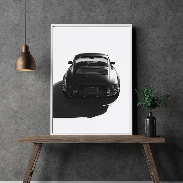 Porsche 911 G-Modell Heckansicht Kunstdruck – Minimalist Design Poster an Wand mit Pflanzen und Lampe.
