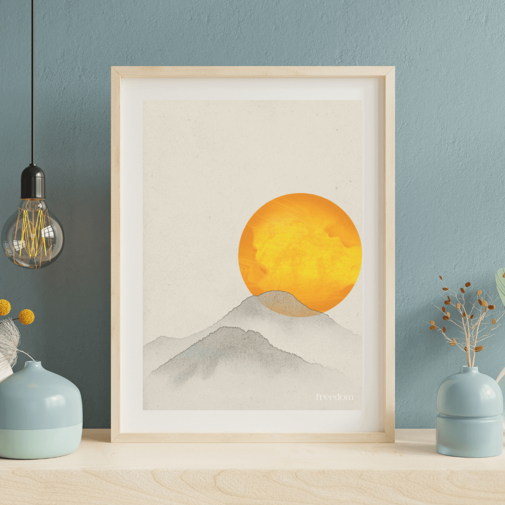 Poster Japandi Wandkunst – Minimal Art in Naturtönen „Freedom“ mit Sonnen- und Bergmotiv.