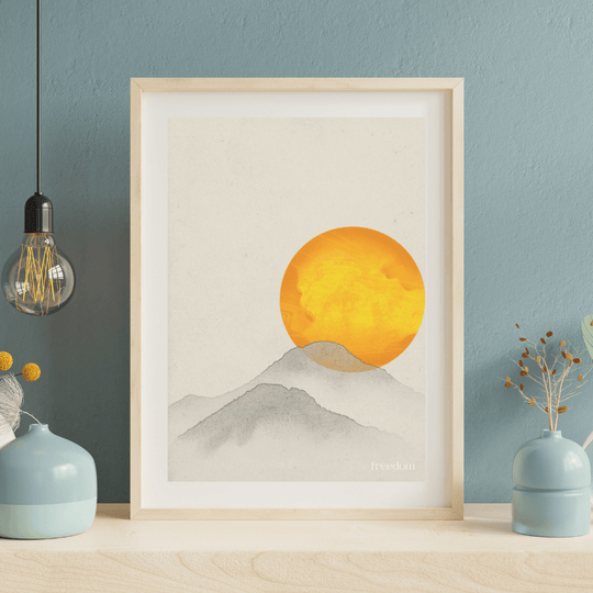 Poster Japandi Wandkunst – Minimal Art in Naturtönen „Freedom“ mit Sonnen- und Bergmotiv.