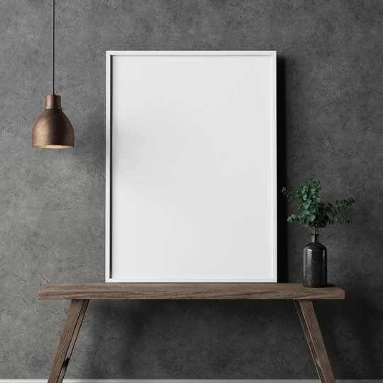 A4 Bilderrahmen weiß auf einem Tisch vor einer grauen Wand, ideal für Poster und Kunstdrucke.