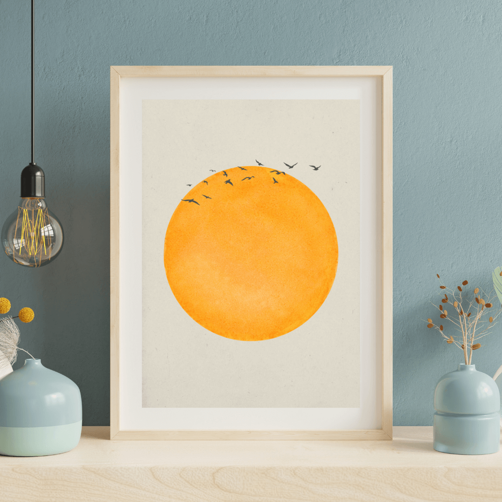 Minimalistischer Kunstdruck Sonne mit Vögeln im Rahmen, warme Farbtöne, stilvolle Wanddekoration für moderne Wohnräume.