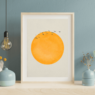 Minimalistischer Kunstdruck Sonne mit Vögeln im Rahmen, warme Farbtöne, stilvolle Wanddekoration für moderne Wohnräume.