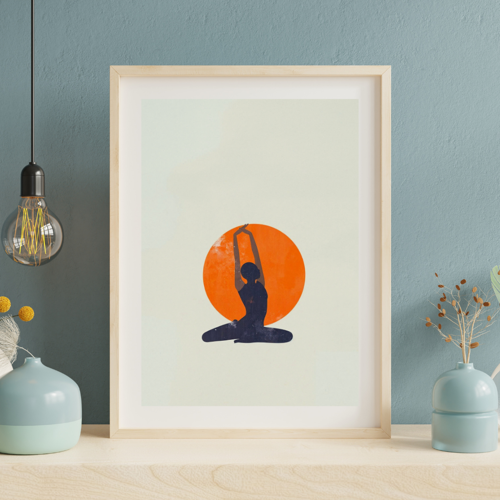 Minimalistisches Yoga Poster Print (A4)- Sun Flower - stilvolle Yogapose vor einer leuchtenden Sonne.