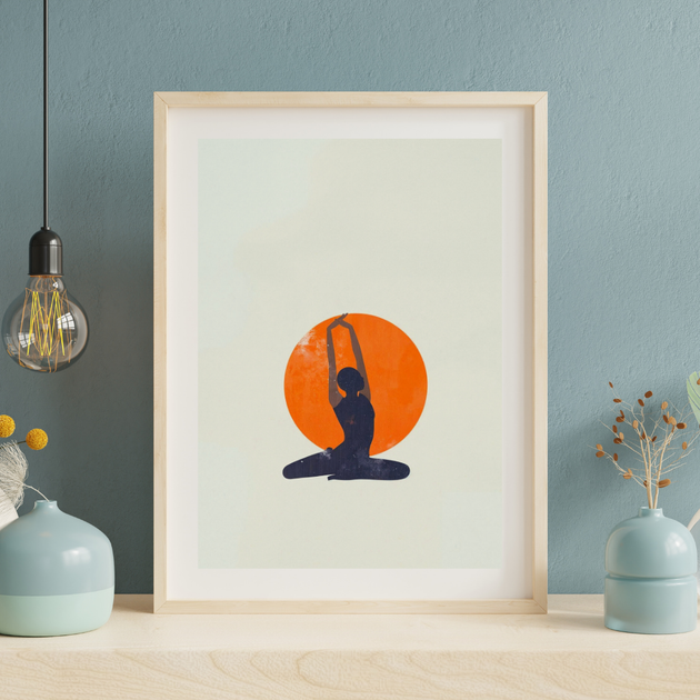 Minimalistisches Yoga Poster Print (A4)- Sun Flower - stilvolle Yogapose vor einer leuchtenden Sonne.