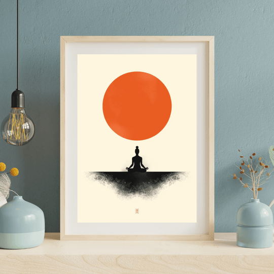 Minimalistischer Zen Art Print (A4) - Inner Peace zeigt eine meditierende Silhouette unter einer roten Sonne.