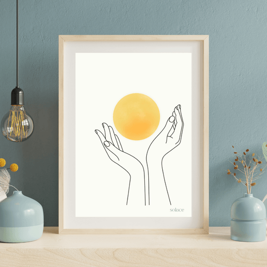 Minimalistisches Japandi Poster „Solace“ – A4 Kunstdruck mit Händen und Sonne in schlichter Line-Art-Illustration.