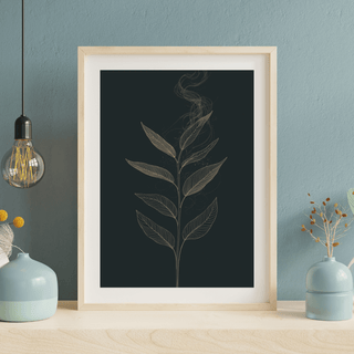 Boho Pflanzen Wandbild A4 – Gold Botanical Poster Dunkelblau im eleganten Rahmen auf dunkelblauer Wand