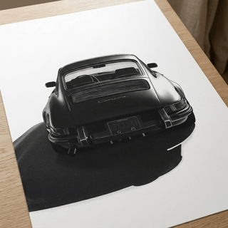 Porsche 911 G-Modell Heckansicht Kunstdruck in Schwarz-Weiß auf hochwertigem Papier, minimalistisches Design.