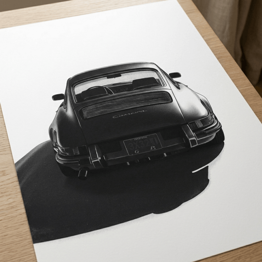 Porsche 911 G-Modell Heckansicht Kunstdruck in Schwarz-Weiß auf hochwertigem Papier, minimalistisches Design.