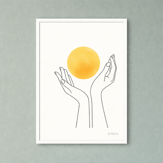 Minimalistisches Japandi Poster „Solace“ mit schützenden Händen und gelber Sonne im A4 Kunstdruck.