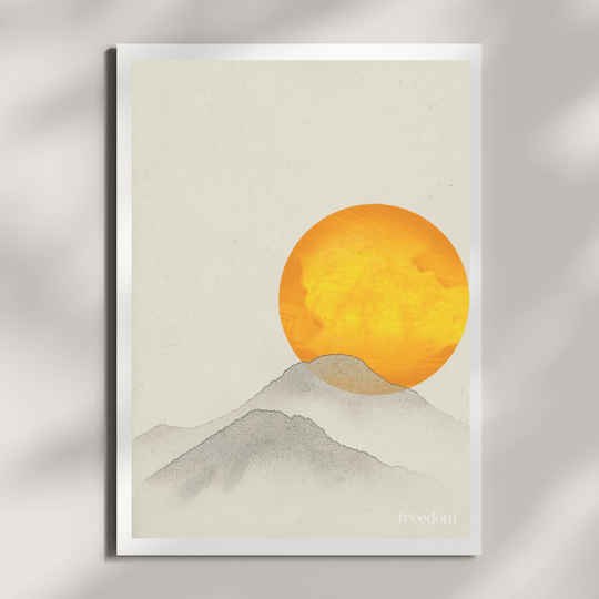 Poster Japandi Wandkunst – Minimal Art in Naturtönen „Freedom“ mit Sonne und Bergen für eine ruhige Wohnatmosphäre.