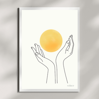 Minimalistisches Japandi Poster „Solace“ – A4 Kunstdruck mit schützenden Händen und einer sanften Sonne.