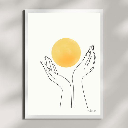 Minimalistisches Japandi Poster „Solace“ – A4 Kunstdruck mit schützenden Händen und einer sanften Sonne.