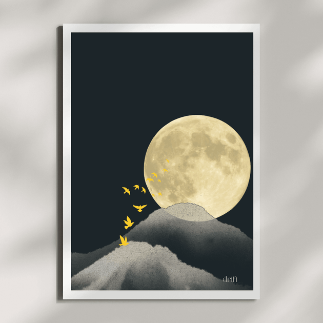 Kunstdruck Poster A4 – drift | moderne minimalistische Wandkunst mit einer Berglandschaft und einem hellen Mond.