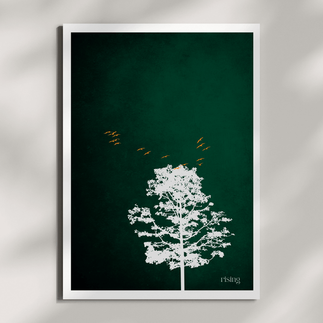 Poster Naturmotiv – Minimal Japandi Art „Rising“ – Abstrakte Wandkunst mit Baum und Vögeln auf grünem Hintergrund.