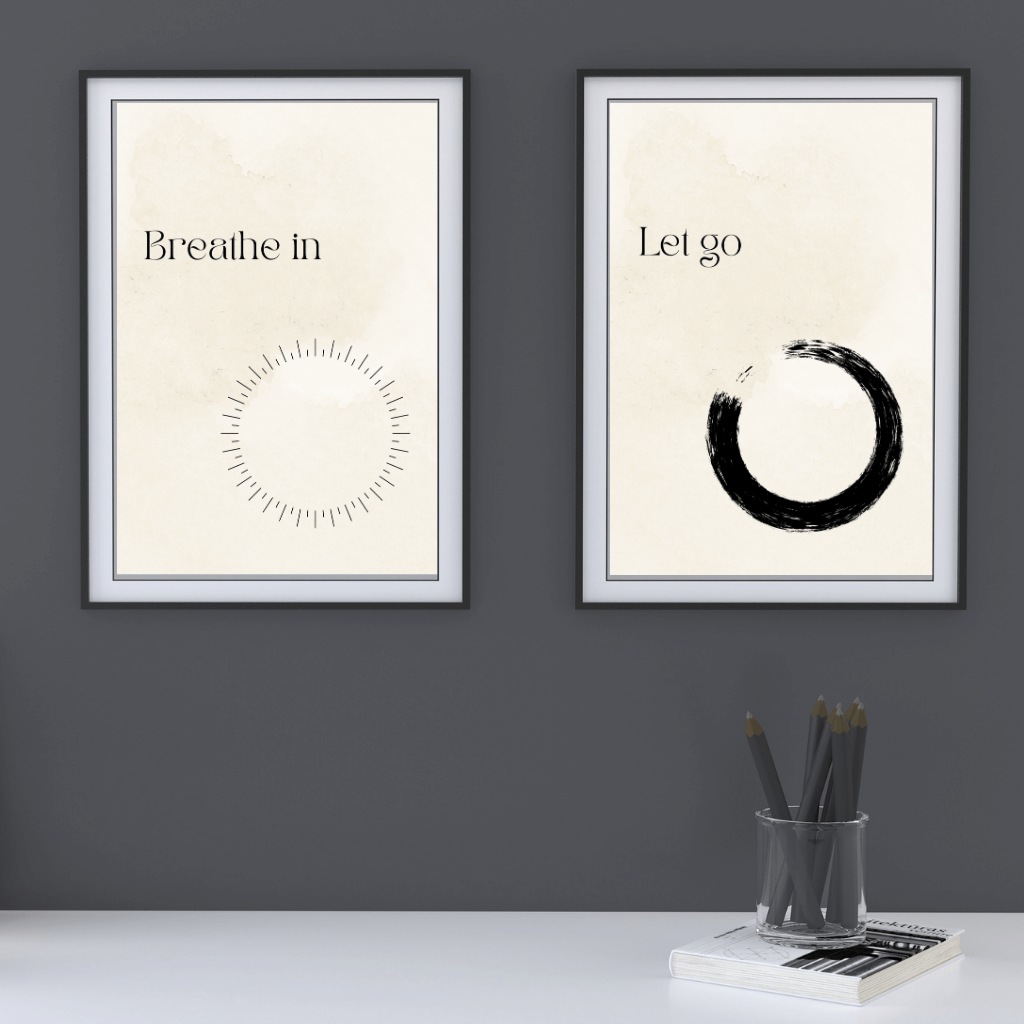 Personalisierbares Poster Set mit minimalistischen Kunstdrucken "Breathe in" und "Let go" im modernen Rahmen.