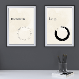 Personalisierbares Poster Set mit minimalistischen Kunstdrucken "Breathe in" und "Let go" im modernen Rahmen.
