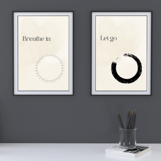 Personalisierbares Poster Set mit minimalistischen Kunstdrucken "Breathe in" und "Let go" im modernen Rahmen.