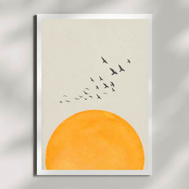 Minimal Art Poster in A4 format mit einem orangefarbenen Sonnenmotiv und fliegenden Vögeln, ideal für modernes Wohnen.