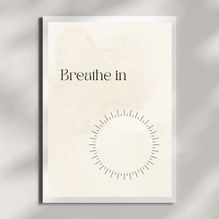 Personalisierbares Poster mit dem Schriftzug 'Breathe in' und minimalistischer Kunstgestaltung.