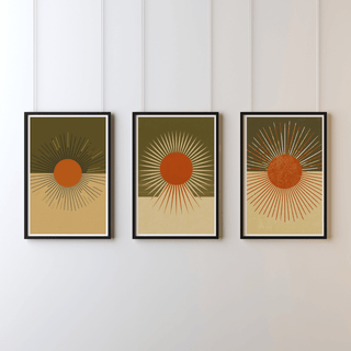 Boho Wandbild Set aus drei Terracotta- und Olivtönen im Sunburst-Design für einen modernen Wohnstil.