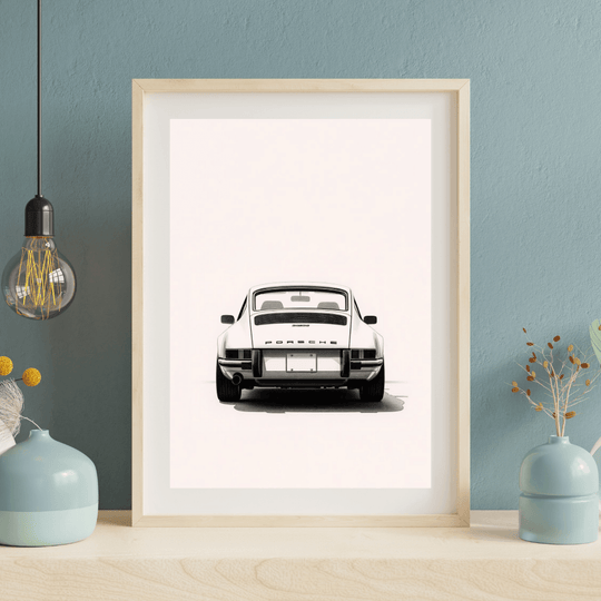 Porsche 911 G-Modell Heckansicht als minimalistischer Kunstdruck in einem stilvollen Rahmen.