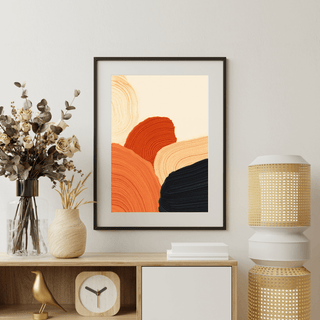 Abstrakter Kunstdruck A4 – Modernes Poster in Beige, Terracotta & Schwarz auf einem Regal mit Dekoration.