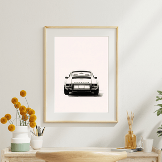 Porsche 911 G-Modell Heckansicht als minimalistischer Kunstdruck in einem modernen Raum