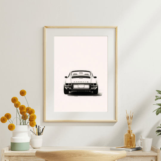 Porsche 911 G-Modell Heckansicht als minimalistischer Kunstdruck in einem modernen Raum