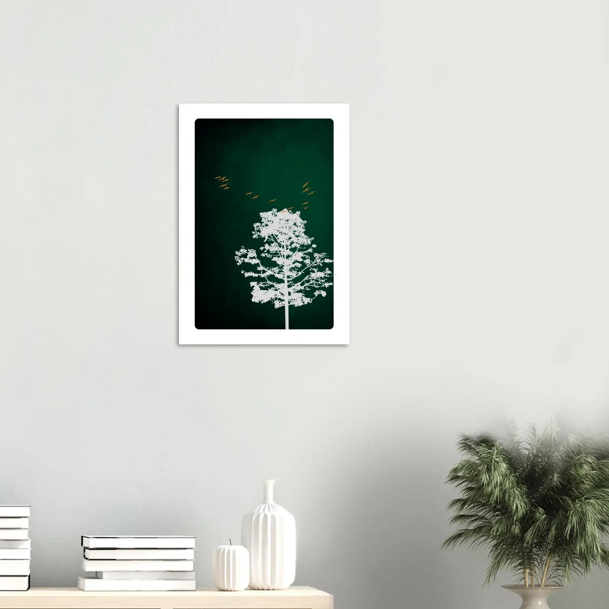 Poster Naturmotiv mit einem weißen Baum auf grünem Hintergrund, stilvolle Japandi-Wandkunst „Rising“.