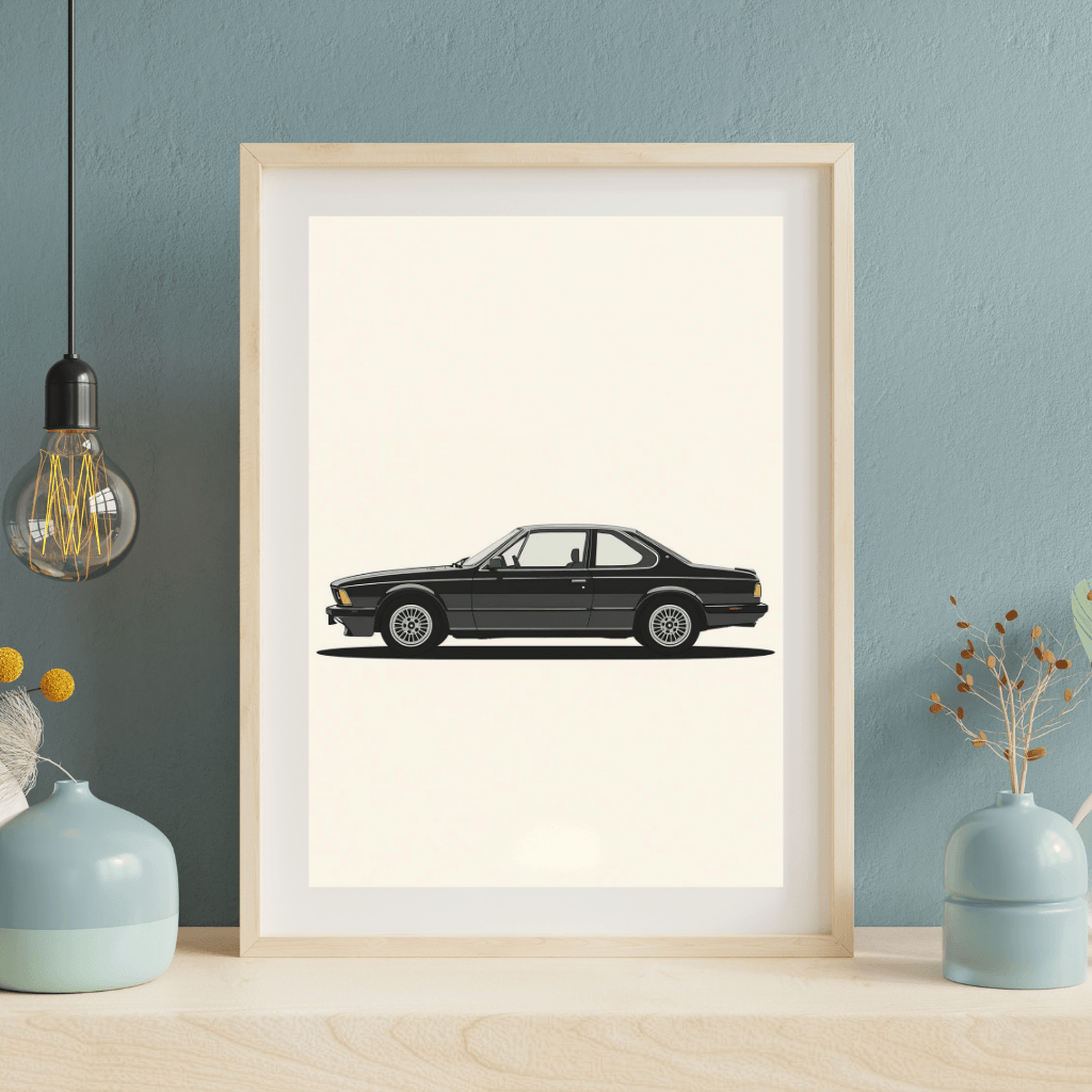 BMW 6er E24 Silhouette in minimalistischem Kunstdruckrahmen auf einer Wand.