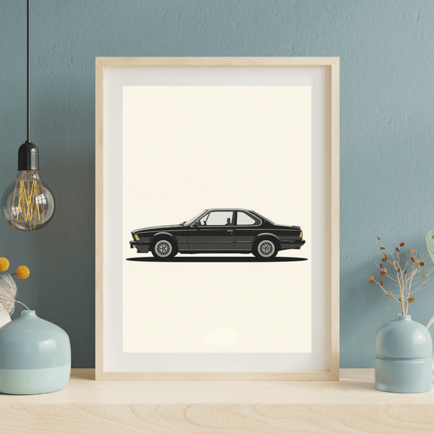 BMW 6er E24 Silhouette in minimalistischem Kunstdruckrahmen auf einer Wand.