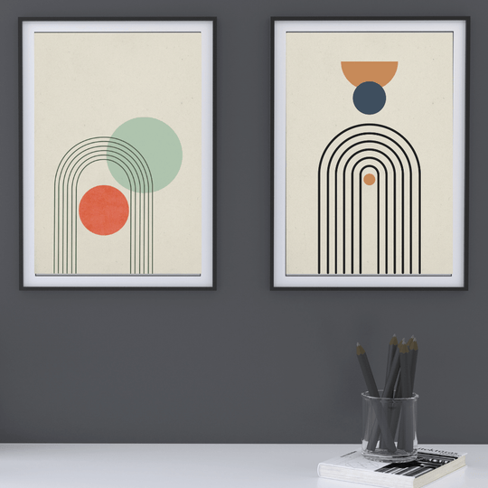 Minimalistische Japandi Poster – Geometrie & Farbe 2er Set A4 in modernem Raum mit bunten geometrischen Formen.