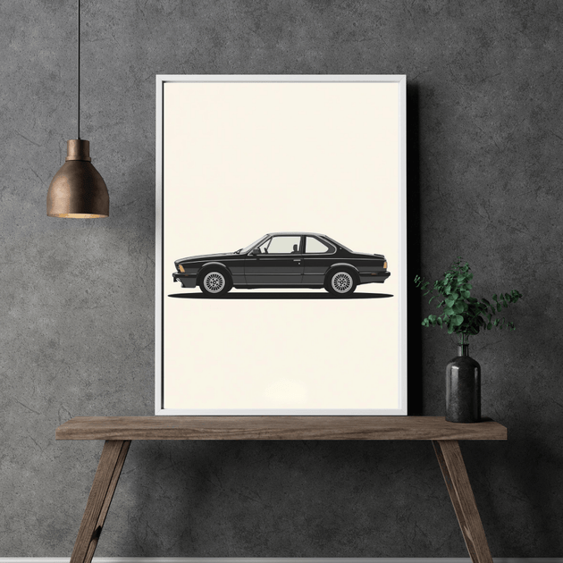 Minimalistischer Fine Art Print des BMW 6er E24 Silhouette in einem modernen Wohnambiente.